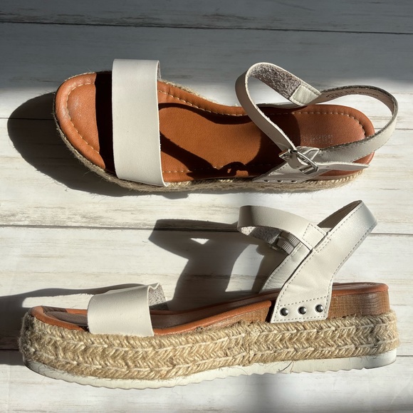 2 FOR $15 SALE!! *ADD TO BUNDLE* Cushionaire White Wedge Sandals - Picture 3 of 5
